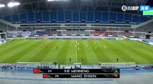 国足半场选择换人！谢文能替补登场，汪士钦被换下