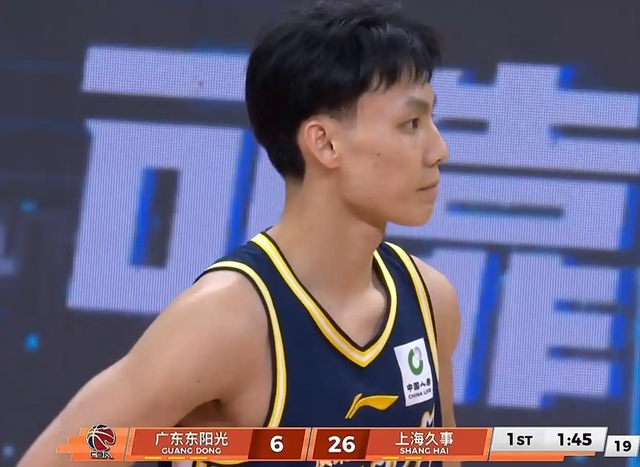 笑死了，广东全队三分球命中率还不如杨瀚森，难怪半场落后26分